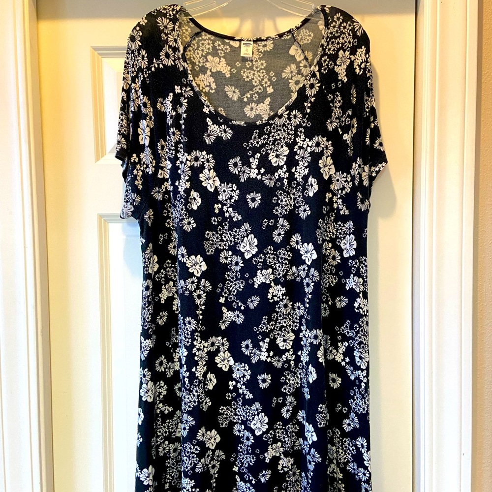 Black and White Floral dress. Size XL. Brand: Old Navy